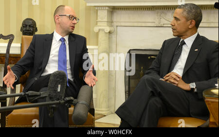 Us-Präsident Barack Obama (R) Hört sich Äußerungen von Premierminister der Ukraine Arseni Jazenjuk in einem bilateralen Gespräch im Oval Office in Washington, DC, 12. März 2014. Die Staats- und Regierungschefs erörterten die Krise in der Ukraine und auf der Krim, in der Folge der Ausbau des ehemaligen PM Viktor Janukowitsch aus Macht und Russlands in der Krim. UPI/Mike Theiler Stockfoto