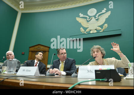 Judith Stein (rechts), Direktor der Mitte für Medicare Befürwortung, bezeugt, während ein Haus Energie und Handel Gesundheit Unterausschuss Anhörung auf Medicare, auf dem Capitol Hill am 13. März 2014 in Washington, D.C. Stein wurde von, von Links nach Rechts kam, Frank Kleine, Medicare Begünstigten, Mitchell, Lew, CEO und Chief Medical Officer für Prospect Medical Systems, und Glenn Giese, Principal von Oliver Wyman Consulting Versicherungsmathematiker. UPI/Kevin Dietsch Stockfoto