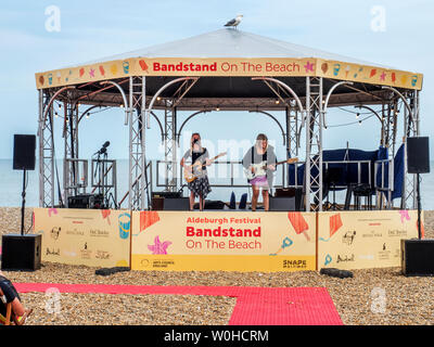 Ipswich band Oranje Durchführen einer zurück zogen am Musikpavillon am Strand bei dem Aldeburgh Festival Aldeburgh Suffolk England Stockfoto