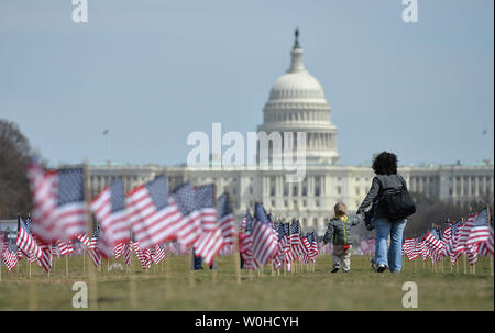 Eine Frau und Kind zu Fuß zwischen einigen der 1.892 amerikanische Flaggen auf der National Mall durch den Irak und Afghanistan Veteranen von Amerika, jede Fahne stellt eine der 1.892 Veteranen und Service Mitglieder, die Selbstmord begangen haben, in diesem Jahr in Washington, D.C., 27. März 2014. Das Denkmal ist Teil der "Wir haben Ihre Rückseite: IAVA Kampagne zur Bekämpfung der Selbstmord UPI/Kevin Dietsch Stockfoto