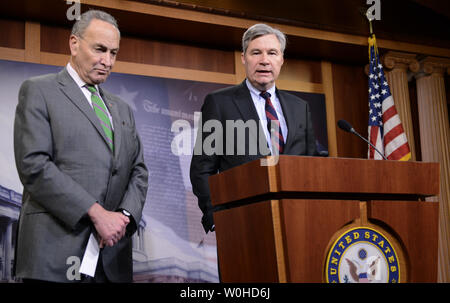 Sen Sheldon Whitehouse (D-RI), (R), macht die Erläuterungen sind wie Senator Chuck Schumer (D-NY) auf die Entscheidung des Obersten Gerichtshofs auf McCutcheon vs FEC, April 2, 2014, in Washington, DC, der zuhört. Schumer kritisierte die Entscheidung, die weitere Kampagne Finanzierung von reichen Spendern liberalisiert, wie negative Auswirkungen auf die Fairness der Wahlen. UPI/Mike Theiler Stockfoto