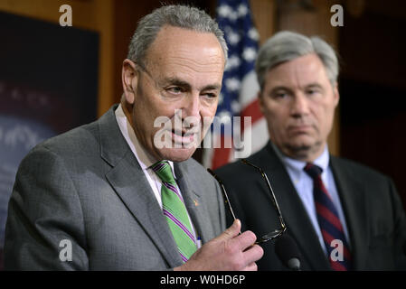 Senator Chuck Schumer (D-NY), (L), macht die Erläuterungen sind wie Sen Sheldon Whitehouse (D-RI) auf die Entscheidung des Obersten Gerichtshofs auf McCutcheon vs FEC, April 2, 2014, in Washington, DC, der zuhört. Schumer kritisierte die Entscheidung, die weitere Kampagne Finanzierung von reichen Spendern liberalisiert, wie negative Auswirkungen auf die Fairness der Wahlen. UPI/Mike Theiler Stockfoto