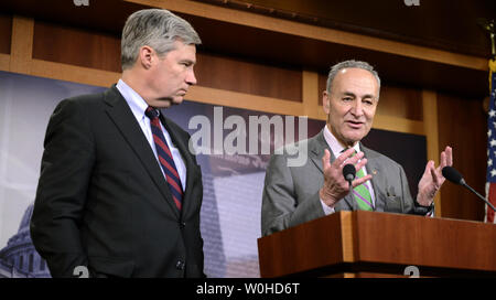 Senator Chuck Schumer (D-NY), (R), macht die Erläuterungen sind wie Sen Sheldon Whitehouse (D-RI) auf die Entscheidung des Obersten Gerichtshofs auf McCutcheon vs FEC, April 2, 2014, in Washington, DC, der zuhört. Schumer kritisierte die Entscheidung, die weitere Kampagne Finanzierung von reichen Spendern liberalisiert, wie negative Auswirkungen auf die Fairness der Wahlen. UPI/Mike Theiler Stockfoto