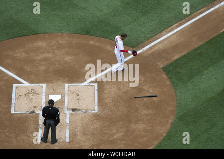Washington Nationals erste Basisspieler Adam LaRoche (25) geht nach Schlagen im ersten Inning gegen die Atlanta Braves am Nationals Park in Washington, D.C. am 4. April 2014. Die Braves besiegt die Angehörigen 2-1. UPI/Kevin Dietsch Stockfoto