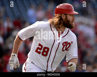 Washington Nationals Jayson Werth läuft zunächst als Treffer zwei - laufen Home Run gegen Miami Marlins Krug Tom Koehler im dritten Inning von Spiel an den Angehörigen Stadion in Washington, DC am 10. April 2014. UPI/Pat Benic Stockfoto