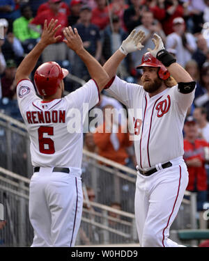 Washington Nationals Jayson Werth gratuliert von Anthony Rendon nach zwei schlagend - home run gegen Miami Marlins Krug Tom Koehler im dritten Inning von Spiel an den Angehörigen Stadion in Washington, DC am 10. April 2014 laufen. UPI/Pat Benic Stockfoto