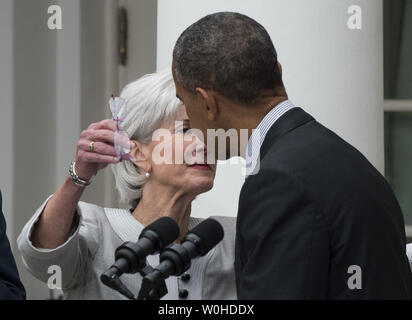 Präsident Barack Obama umarmt ausgehenden Gesundheits- und soziale Dienste Secretary Kathleen Sebelius während der Veranstaltung im Rosengarten des Weißen Hauses in Washington, DC am 11. April 2014. Obama akzeptiert Sebelius Resignation und nominiert Sylvia Mathews Burwell für HHS Secretary. UPI/Pat Benic Stockfoto