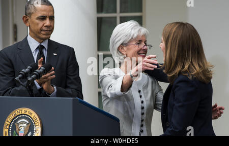 Us-Präsident Barack Obama sieht sich als ausgehenden Gesundheits- und soziale Dienste Secretary Kathleen Sebelius Umarmungen HHS Secretary Nominee Sylvia Mathews Burwell (R) während der Veranstaltung im Rosengarten des Weißen Hauses in Washington, DC am 11. April 2014. Obama akzeptiert Sebelius Resignation und nominiert Burwell für HHS Secretary. UPI/Pat Benic Stockfoto