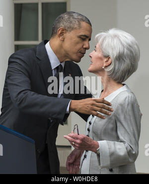 Präsident Barack Obama umarmt ausgehenden Gesundheits- und soziale Dienste Secretary Kathleen Sebelius während der Veranstaltung im Rosengarten des Weißen Hauses in Washington, DC am 11. April 2014. Obama akzeptiert Sebelius Resignation und nominiert Sylvia Mathews Burwell für HHS Secretary. UPI/Pat Benic Stockfoto