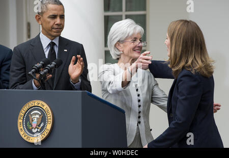 Us-Präsident Barack Obama sieht sich als ausgehenden Gesundheits- und soziale Dienste Secretary Kathleen Sebelius Umarmungen HHS Secretary Nominee Sylvia Mathews Burwell (R) während der Veranstaltung im Rosengarten des Weißen Hauses in Washington, DC am 11. April 2014. Obama akzeptiert Sebelius Resignation und nominiert Burwell für HHS Secretary. UPI/Pat Benic Stockfoto