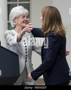 Ausgehende Gesundheit und Human Services Secretary Kathleen Sebelius Umarmungen HHS Secretary Nominee Sylvia Mathews Burwell (R) während der Veranstaltung im Rosengarten des Weißen Hauses in Washington, DC am 11. April 2014. Us-Präsident Barack Obama angenommen Sebelius Resignation und nominiert Burwell für HHS Secretary. UPI/Pat Benic Stockfoto