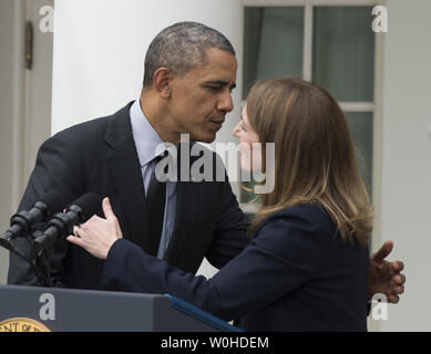 Präsident Barack Obama umarmt Human Services Secretary nominee Sylvia Mathews Burwell während der Veranstaltung im Rosengarten des Weißen Hauses in Washington, DC am 11. April 2014. Obama akzeptiert Kathleen Sebelius Resignation und nominiert Burwell für HHS Secretary. UPI/Pat Benic Stockfoto