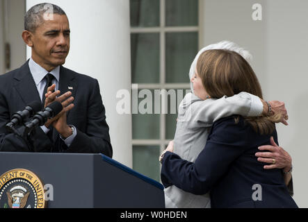 Us-Präsident Barack Obama sieht sich als ausgehenden Gesundheits- und soziale Dienste Secretary Kathleen Sebelius Umarmungen HHS Secretary Nominee Sylvia Mathews Burwell (R) während der Veranstaltung im Rosengarten des Weißen Hauses in Washington, DC am 11. April 2014. Obama akzeptiert Sebelius Resignation und nominiert Burwell für HHS Secretary. UPI/Pat Benic Stockfoto