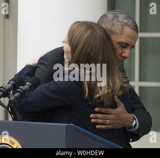 Präsident Barack Obama umarmt Human Services Secretary nominee Sylvia Mathews Burwell während der Veranstaltung im Rosengarten des Weißen Hauses in Washington, DC am 11. April 2014. Obama akzeptiert Kathleen Sebelius Resignation und nominiert Burwell für HHS Secretary. UPI/Pat Benic Stockfoto