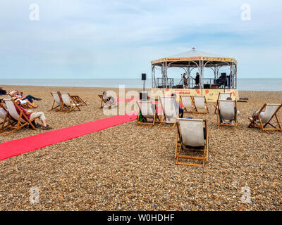 Ipswich band Oranje Durchführen einer zurück zogen am Musikpavillon am Strand bei dem Aldeburgh Festival Aldeburgh Suffolk England Stockfoto