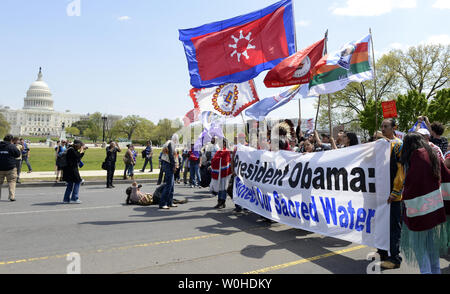 Demonstranten durch die Cowboy indischen Koalition (CIA) marschieren hinter dem US Capitol gegen den Bau der Keystone XL Pipeline zu protestieren, April 26, 2014, in Washington, DC, organisiert. Viehzüchter, Bauern, Indianer und Umweltschützer fordern von Präsident Obama die Pipeline zu verwerfen. UPI/Mike Theiler Stockfoto
