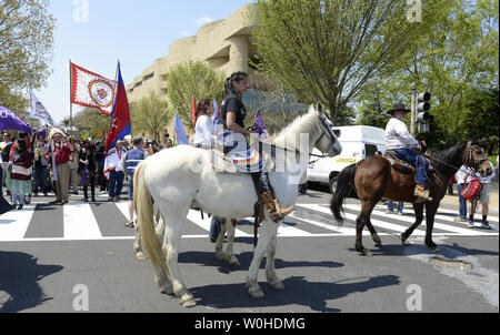 Native American Demonstranten auf dem Pferderücken durch die Cowboy indischen Koalition (CIA) März Vergangenheit das Smithsonian Museum der Amerikanischen Indianer wie Sie protestieren gegen den Bau der Keystone XL Pipeline, April 26, 2014, in Washington, DC, organisiert. Viehzüchter, Bauern, Indianer und Umweltschützer fordern von Präsident Obama die Pipeline zu verwerfen. UPI/Mike Theiler Stockfoto