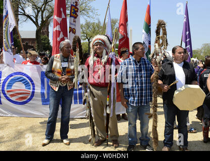 Native American Demonstranten, organisiert von der Cowboy indischen Koalition (CIA) auf der Washington Mall vorbereiten, das Smithsonian Museum der Amerikanischen Indianer bis März wie Sie protestieren gegen den Bau der Keystone XL Pipeline, April 26, 2014, in Washington, DC. Viehzüchter, Bauern, Indianer und Umweltschützer fordern von Präsident Obama die Pipeline zu verwerfen. UPI/Mike Theiler Stockfoto