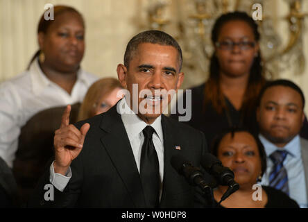 Us-Präsident Barack Obama macht einen Punkt als er Republikaner blockieren einen Mindestlohn Bill im Senat früh am Tag, im East Room des Weißen Hauses in Washington, DC am 30. April 2014 reagiert. Die Lohnsumme würde der Mindestlohn auf $ 10.10 auf $ 7,25 pro Stunde angehoben haben über eine Reihe von Jahren. UPI/Pat Benic Stockfoto