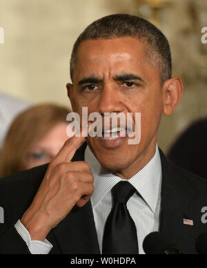 Us-Präsident Barack Obama macht einen Punkt als er Republikaner blockieren einen Mindestlohn Bill im Senat früh am Tag, im East Room des Weißen Hauses in Washington, DC am 30. April 2014 reagiert. Die Lohnsumme würde der Mindestlohn auf $ 10.10 auf $ 7,25 pro Stunde angehoben haben über eine Reihe von Jahren. UPI/Pat Benic Stockfoto