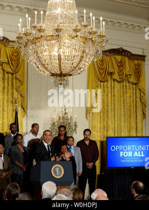 Us-Präsident Barack Obama macht einen Punkt als er Republikaner blockieren einen Mindestlohn Bill im Senat früh am Tag, im East Room des Weißen Hauses in Washington, DC am 30. April 2014 reagiert. Die Lohnsumme würde der Mindestlohn auf $ 10.10 auf $ 7,25 pro Stunde angehoben haben über eine Reihe von Jahren. UPI/Pat Benic Stockfoto