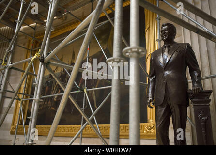 Eine Statue von Präsident Ronald Reagan wird gesehen von Gerüsten in der Rotunde des U.S. Capitol Gebäude wie Renovierungen fortsetzen, in Washington, D.C. am 30. April 2014 umgeben. Die Renovierungen, die zwei Jahre in Anspruch nehmen, werden Schäden durch Witterung und Alter auf der Innen- und Außenseite der Kuppel reparieren. UPI/Kevin Dietsch Stockfoto