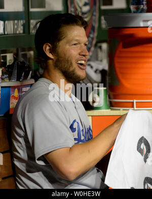 Los Angeles Dodgers Clayton Kershaw Uhren die Aktion aus dem dugout nach aus dem Spiel in der Oberseite des achten Inning von Spiel gegen die Washington Nationals an den Angehörigen Stadion in Washington, DC am 6. Mai 2014 getroffen werden. Kershaw, der regierende Cy junger Sieger, begann sein erstes Spiel, nachdem er nach seinem Start in Australien die Major League Baseball Saison zu öffnen verletzen. Er warf sieben Innings ohne einen Durchlauf. UPI/Pat Benic Stockfoto