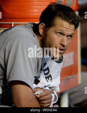 Los Angeles Dodgers Clayton Kershaw Uhren die Aktion aus dem Dugout mit seinem Arm im vierten Inning von Spiel gegen die Washington Nationals an den Angehörigen Stadion in Washington, DC am 6. Mai 2014. Kershaw, der regierende Cy junger Sieger, begann sein erstes Spiel, nachdem er nach seinem Start in Australien die Major League Baseball Saison zu öffnen verletzen. Er warf sieben Innings ohne einen Durchlauf. UPI/Pat Benic Stockfoto