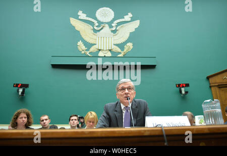 Federal Communications Commission (FCC) Chairman Tom Wheeler bezeugt, während ein Haus Energie und Handel Kommunikation und Technologie Unterausschuss Anhörung über die Aufsicht der FCC, auf dem Capitol Hill in Washington, D.C. am 20. Mai 2014. UPI/Kevin Dietsch Stockfoto