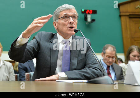 Federal Communications Commission (FCC) Chairman Tom Wheeler bezeugt, während ein Haus Energie und Handel Kommunikation und Technologie Unterausschuss Anhörung über die Aufsicht der FCC, auf dem Capitol Hill in Washington, D.C. am 20. Mai 2014. UPI/Kevin Dietsch Stockfoto