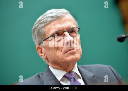 Federal Communications Commission (FCC) Chairman Tom Wheeler bezeugt, während ein Haus Energie und Handel Kommunikation und Technologie Unterausschuss Anhörung über die Aufsicht der FCC, auf dem Capitol Hill in Washington, D.C. am 20. Mai 2014. UPI/Kevin Dietsch Stockfoto