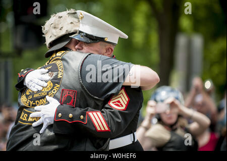 Ehemalige United States Marine Tim Kammern erhält eine Umarmung von einem Reiter wie Hunderttausende von Motorradfahrern in der Rolling Thunder Motorrad Rallye XXVII teilnehmen, am Memorial Day Wochenende, 25. Mai 2014 in Washington, D.C., für das 12. Jahr in Folge, ehemaliger United States Marine Tim Kammern steht und hält ein Gruß gefallen Veteranen zu Ehren, wie Hunderttausende von Motorradfahrern durch ihn passieren. UPI/Pete Marovich UPI/Pete Marovich Stockfoto