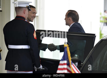 Der australische Premierminister Tony Abbott (R) wird durch ein nicht ermitteltes Protokoll offizielle begrüßt, als er im Westflügel des Weißen Hauses kommt für ein bilaterales Treffen mit Präsident Barack Obama, 12. Juni 2014 in Washington, DC. Die beiden Regierungschefs wird erwartet, dass sie ihre Transpazifische Partnerschaft zu erörtern, Australiens G-20-Führung und im asiatisch-pazifischen Raum. UPI/Mike Theiler Stockfoto