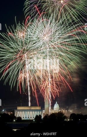 Tag der Unabhängigkeit Feuerwerk über dem Lincoln Memorial, das Washington Monument und dem US Capitol vom 4. Juli 2014 in Washington, D.C., USA Independence Day, allgemein als die am 4. Juli bekannt zu explodieren, ist eine bundesweiten Feiertag zum Gedenken an die Verabschiedung der Erklärung der Unabhängigkeit am 04. Juli 1776, der Erklärung der Unabhängigkeit von Großbritannien. UPI/Pete Marovich Stockfoto