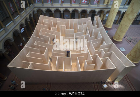 Besucher navigieren das Große Labyrinth im National Building Museum in Washington, D.C. am 14. Juli 2014. Die großen, 60 Fuß, 60 Fuß, Labyrinth verfügt über 18 Fuß hohen Mauern, Sackgassen und verwirrend für Touristen ihren Weg in Abbildung aus. UPI/Kevin Dietsch Stockfoto