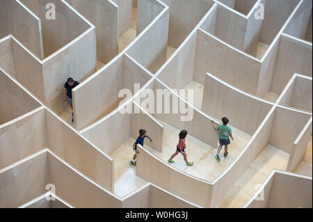 Besucher navigieren das Große Labyrinth im National Building Museum in Washington, D.C. am 14. Juli 2014. Die großen, 60 Fuß, 60 Fuß, Labyrinth verfügt über 18 Fuß hohen Mauern, Sackgassen und verwirrend für Touristen ihren Weg in Abbildung aus. UPI/Kevin Dietsch Stockfoto