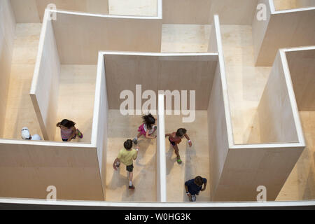 Besucher navigieren das Große Labyrinth im National Building Museum in Washington, D.C. am 14. Juli 2014. Die großen, 60 Fuß, 60 Fuß, Labyrinth verfügt über 18 Fuß hohen Mauern, Sackgassen und verwirrend für Touristen ihren Weg in Abbildung aus. UPI/Kevin Dietsch Stockfoto