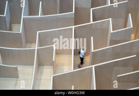 Besucher navigieren das Große Labyrinth im National Building Museum in Washington, D.C. am 14. Juli 2014. Die großen, 60 Fuß, 60 Fuß, Labyrinth verfügt über 18 Fuß hohen Mauern, Sackgassen und verwirrend für Touristen ihren Weg in Abbildung aus. UPI/Kevin Dietsch Stockfoto