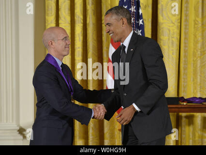 Präsident Barack Obama Auszeichnungen Jeffrey Katzenberg mit den nationalen Medaille 2013 der Künste während einer Zeremonie im Osten Zimmer am 28. Juli 2014 in Washington, D.C., UPI/Kevin Dietsch Stockfoto