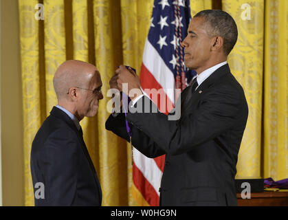 Präsident Barack Obama Auszeichnungen Jeffrey Katzenberg mit den nationalen Medaille 2013 der Künste während einer Zeremonie im Osten Zimmer am 28. Juli 2014 in Washington, D.C., UPI/Kevin Dietsch Stockfoto