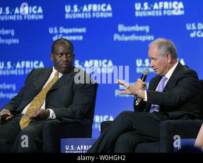 Blackstone Chairman und CEO Stephen A. Schwarzman (R) macht die Erläuterungen sind wie Harith allgemein Partner CEO Tshepo Mahloele hört, auf dem US-Africa Business Forum, August 5, 2014, in Washington, DC. Fast 50 Staats- und Regierungschefs aus Afrika sind die Teilnahme an der Summit business, Landwirtschaft, Entwicklung und Infrastruktur Interessen auf dem Kontinent voranzutreiben. UPI/Mike Theiler Stockfoto