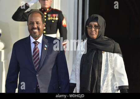 Somalias Präsident Hassan Sheikh Mohamud und sein Ehegatte Qamar Ali Omar der Presse begrüßen, wie sie im Weißen Haus für ein Abendessen im Namen der US-Afrika Leaders Summit, August 5, 2014, in Washington, DC. Fast 50 Staats- und Regierungschefs aus Afrika sind die Teilnahme an der Summit business, Landwirtschaft, Entwicklung und Infrastruktur Interessen auf dem Kontinent voranzutreiben. UPI/Mike Theiler Stockfoto