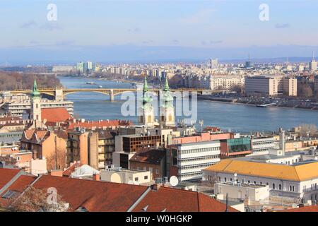 Blick auf Budapest durch die Donau geteilt und von der Margaret Brücke (eine von vielen Fahrzeug- und Fußgängerbrücken über die Donau) angeschlossen. Stockfoto