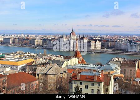 Eine Ansicht der Stadt von Budapest, die durch die Donau geteilt ist. In der Mitte ist das Haus der Ungarischen Parlament, das auf der Pester Seite sitzt. Stockfoto