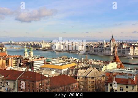 Blick auf die ungarische Hauptstadt Budapest, darunter die legendäre Donau, Haus des Parlaments und der Margaret Brücke. Stockfoto