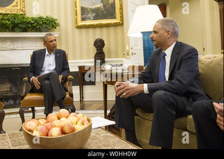 Us-Präsident Barack Obama trifft sich mit Justizminister Eric Holder auf die anhaltende Gewalt in Ferguson, Missouri, im Weißen Haus am 18. August 2014 in Washington, D.C., Missouri reg. Jay Nixon verkündete, dass er in der National Guard Truppen bringen wird, um zu helfen, die anhaltende Gewalt und ciliv Unruhen im Gefolge der tödlichen Polizei Schießen von Michael Braun quell am 9. August. UPI/Kevin Dietsch.. UPI/Kevin Dietsch Stockfoto