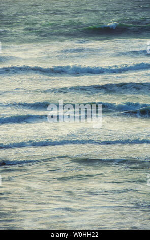 Wellen und der Flut an der Küste von Cornwall, England, Großbritannien Stockfoto
