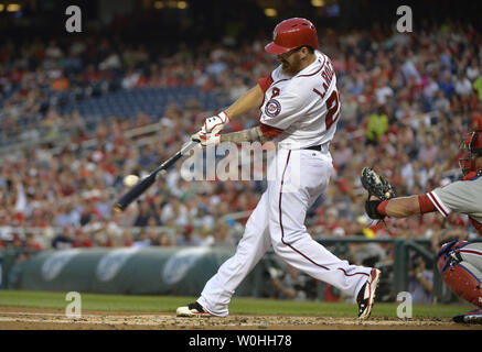 Washington Nationals erste Basisspieler Adam LaRoche (25) verbindet für zwei - home run im ersten Inning gegen die Philadelphia Phillies an den Angehörigen Park am 5. September 2014 in Washington, D.C. UPI/Kevin Dietsch Stockfoto