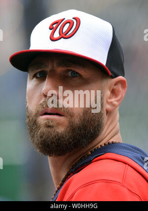 Washington Nationals erste Basisspieler Adam LaRoche (25) Nimmt der schlagenden Praxis vor dem Staatsangehörigen gegen die Atlanta Braves am Nationals Park in Washington, D.C. am 9. August 2014. UPI/Kevin Dietsch Stockfoto