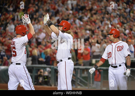 Washington Nationals erste Basisspieler Adam LaRoche gratuliert durch Mannschaftskameraden Jayson Werth und Ian Desmond nach LaRoche ein 3 Hit - home run im fünften Inning gegen die New York Mets am Nationals Park in Washington D.C. am 23. September 2014. UPI/Kevin Dietsch Stockfoto